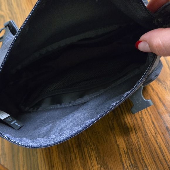 Lululemon toiletry bag - Picture 5 of 12